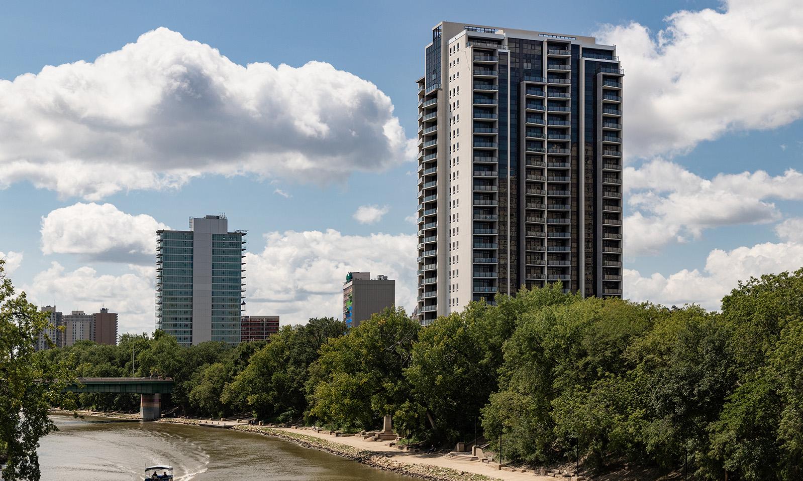 Soaring above the tree-lined Assiniboine river, 300 Assiniboine is a ﬂagship in a hub of commerce, politics, rich history and recreation in the heart of downtown Winnipeg. At 25-storeys and 234-units, the building stands alone in its park grounds as a landmark structure. By day, the building is highlighted by contrasting coloured precast ﬁnishes.