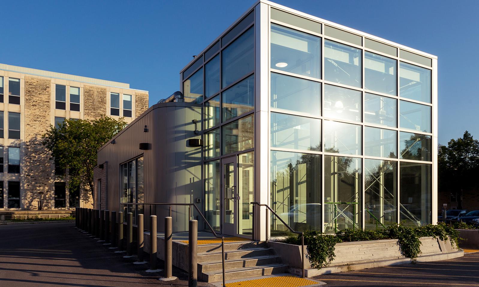 University of Manitoba, Manitoba Institute for Materials. Exterior of the glass cube shaped new building entrance.